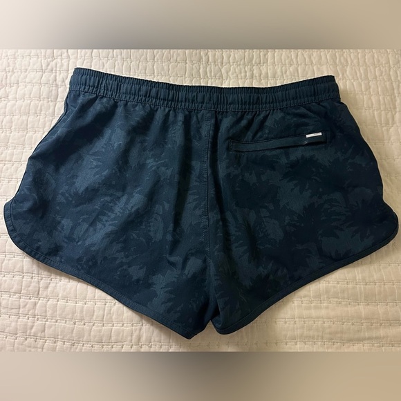 Vuori Women’s Tavi Short - Indigo Palm Small - Picture 3 of 6